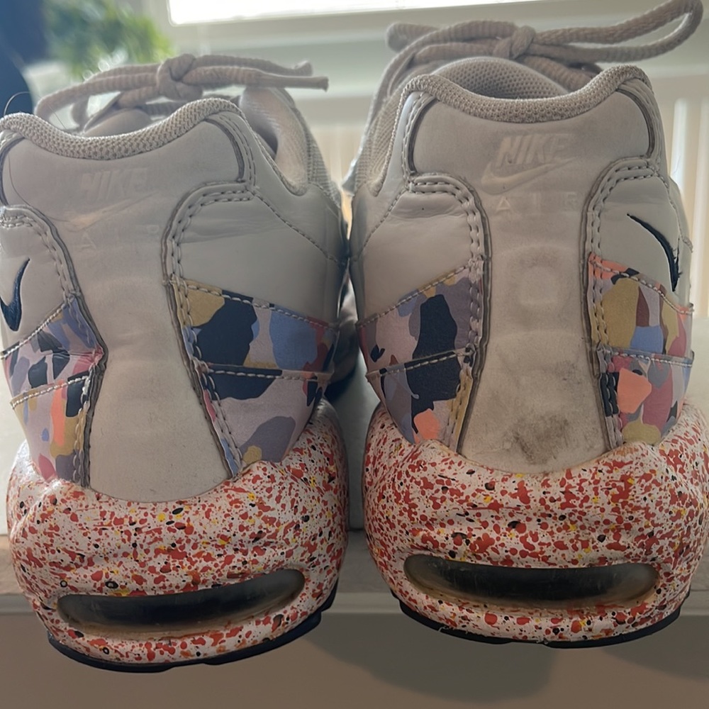 Woman’s Nike’s - Picture 3 of 6
